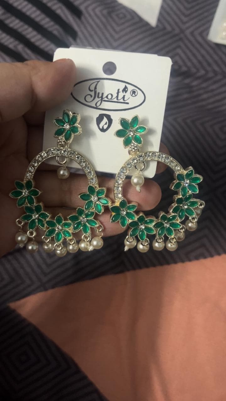 Daisy Pearl Statement Hoops